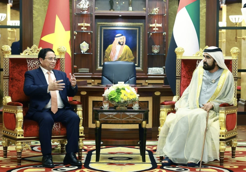 El primer ministro de Vietnam, Pham Minh Chinh (izquierda), mantiene conversaciones con el vicepresidente y primer ministro de los Emiratos Árabes Unidos, el jeque Mohammed bin Rashid Al Maktoum, en Dubái el 28 de octubre de 2024 (hora local) (Foto: VNA)