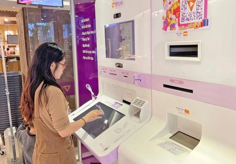 Cliente realiza transacciones en un banco automático TPBank. (Foto: VNA)