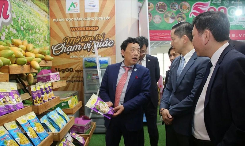 El director general de la FAO, Qu Dongyu, visita productos en el Centro de Promoción Comercial para la Agricultura. (Foto: congthuong.vn)