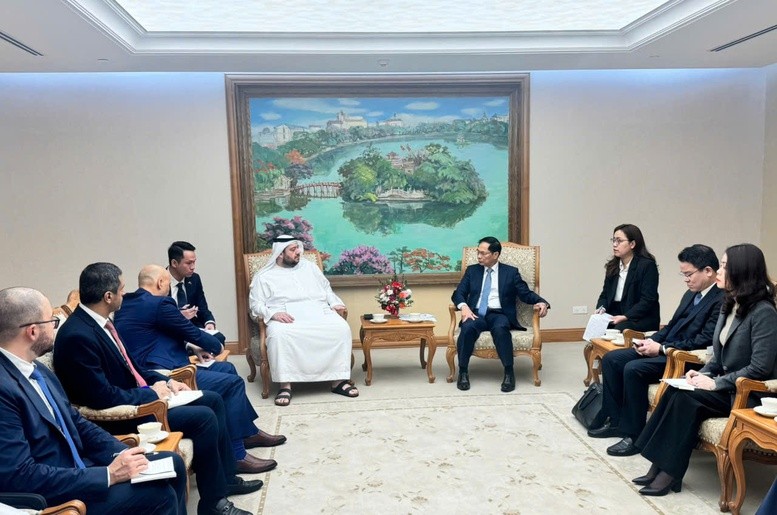 El vicepremier de Vietnam Bui Thanh Son y el ministro de Inversiones de los EAU, Mohamed Alsuwaidi (Foto: VGP)