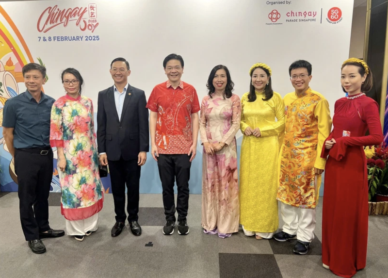 Durante su participación en el tradicional Festival Chingay Parade 2025 en Singapur, Thu Hang (cuarta de derecha) se reúne con los dirigentes singapurenses (Foto: VNA)