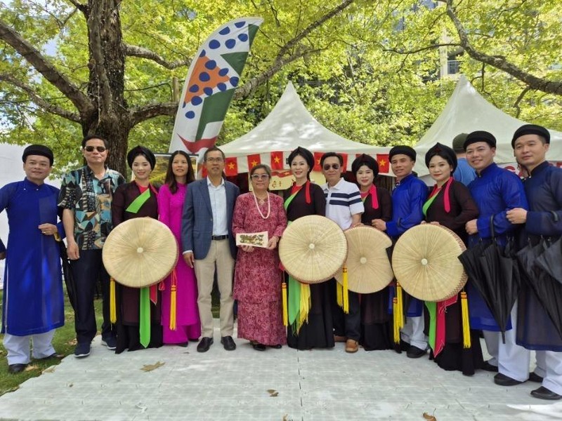 El Embajador de Vietnam en Australia, Pham Hung Tam, y su par malasio, junto con artistas del grupo de canciones de Quan Ho. (Foto: Embajada de Vietnam en Australia)