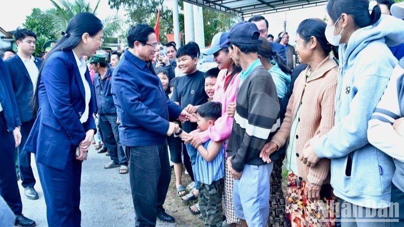 El primer ministro Pham Minh Chinh conversa con la población en la carretera Dung Quat – Sa Huynh. (Foto: Nhan Dan)