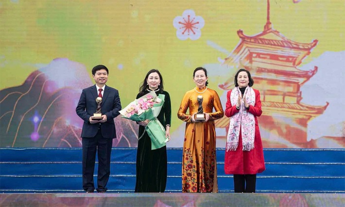 Entregan los premios en las cateogrías “Destino turístico emergente líder de Asia” y “Logro especial” de 2024 de los Premios Mundiales del Viaje a Ha Nam. (Foto: daibieunhandan.vn)