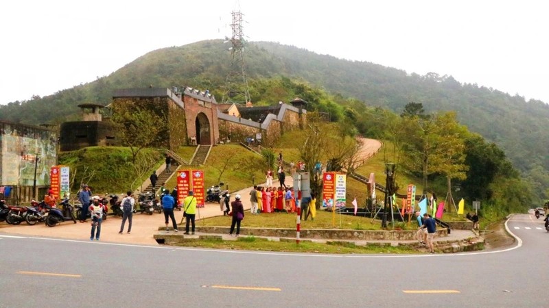 Hai Van Quan atrae a los visitantes con su antigua belleza y su majestuoso paisaje. (Foto: VOV)