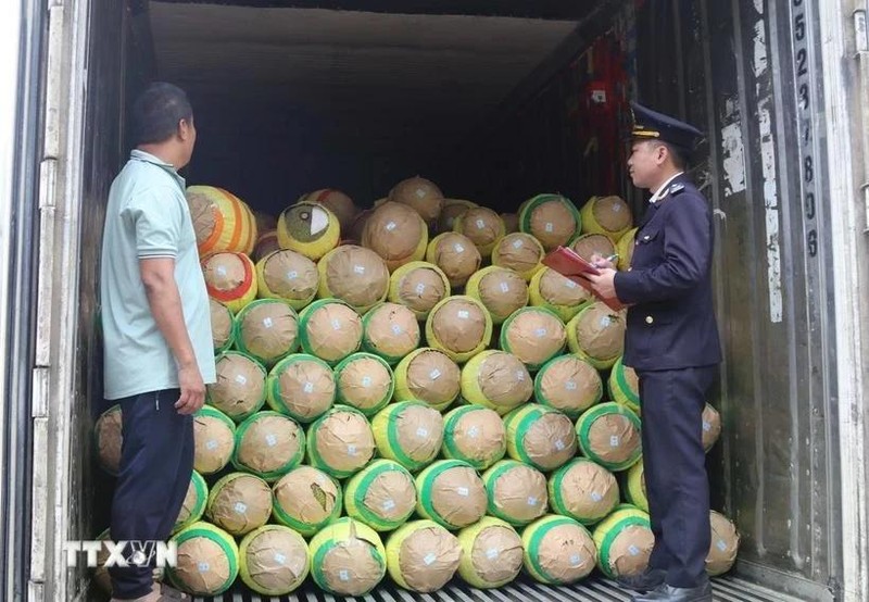 Funcionarios de aduanas en la puerta fronteriza de Huu Nghi (Lang Son) inspeccionan las mercancías de exportación. (Foto: VNA)