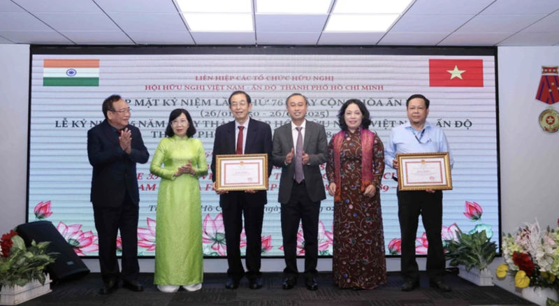 Entregan certificados de mérito del presidente del Comité Popular de Ciudad Ho Chi Minh a dos grupos y seis individuos de la filial de la Asociación de Amistad Vietnam-India la urbe por sus contribuciones a la diplomacia popular. (Foto: VNA)