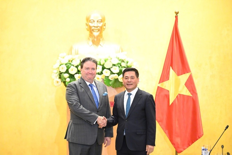 El ministro de Industria y Comercio de Vietnam, Nguyen Hong Dien, y el embajador de Estados Unidos en Hanói, Marc E. Knapper. (Foto: VGP)