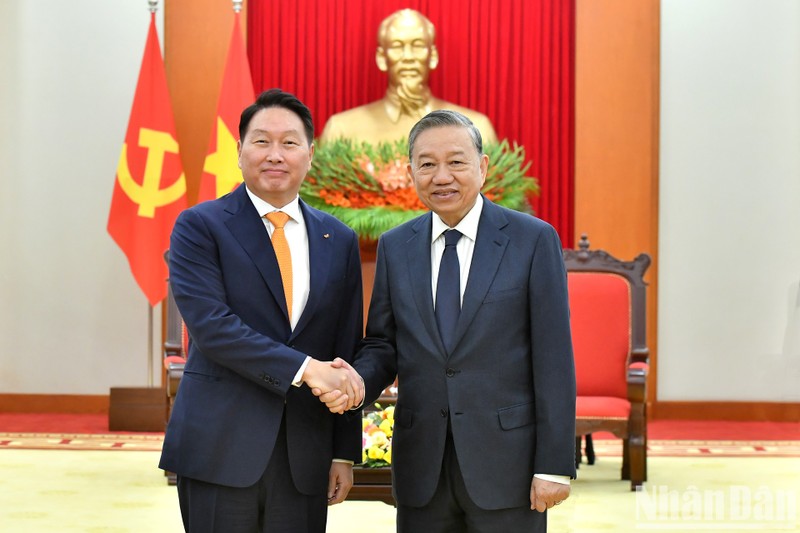 El secretario general del PCV, To Lam (derecha), recibe a Chey Tae-won, presidente del Grupo SK y también tiutlar de la KCCI. (Foto: Nhan Dan)