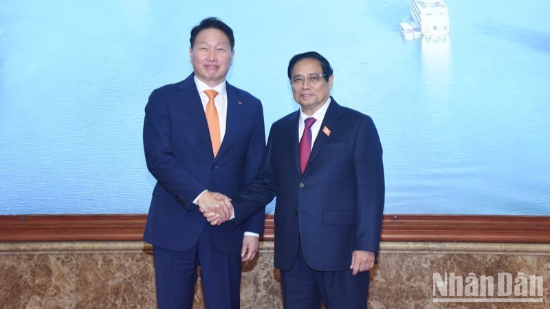 El primer ministro de Vietnam, Pham Minh Chinh, recibe a Chey Tae-won, presidente del Grupo SK y también titular de la Cámara de Comercio e Industria de Corea del Sur (KCCI). (Foto: Nhan Dan)