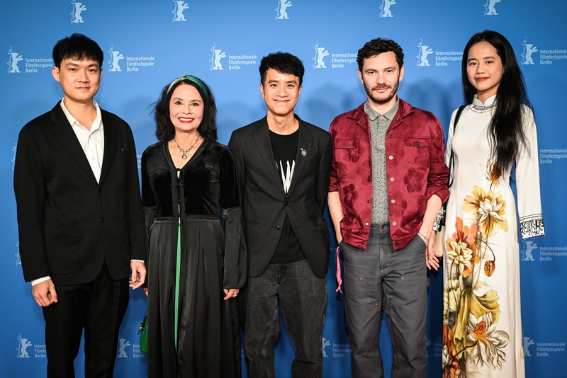 El director Pham Ngoc Lan (centro) y el equipo de filmación de "Cu Li nunca llora" en el Festival de Cine de Berlín 2024. (Foto: equipo de filmación)