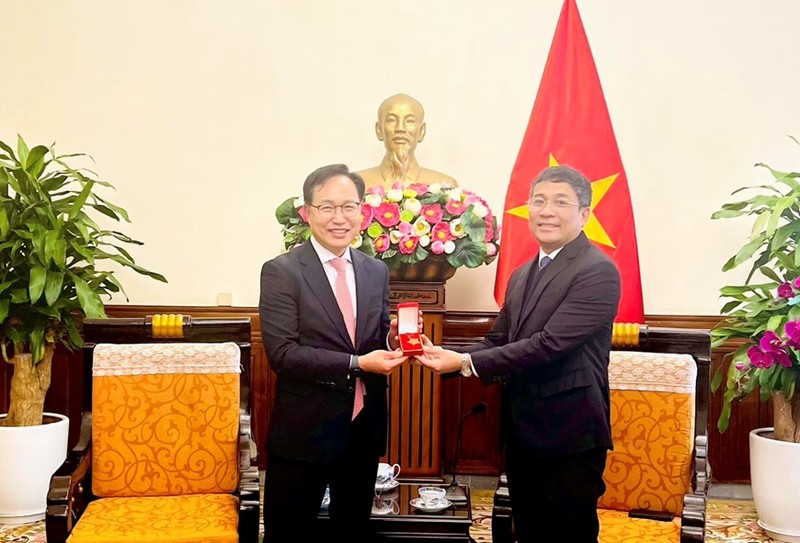 El viceministro permanente de Relaciones Exteriores Nguyen Minh Vu entregó la medalla conmemorativa “Por la causa de la diplomacia vietnamita” al director general del grupo surcoreano Samsung en el país indochino, Choi Joo Ho. (Foto: Ministerio de Relaciones Exteriores)