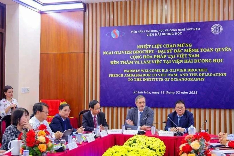 En la sesión de trabajo (Foto: Periódico de Khanh Hoa)