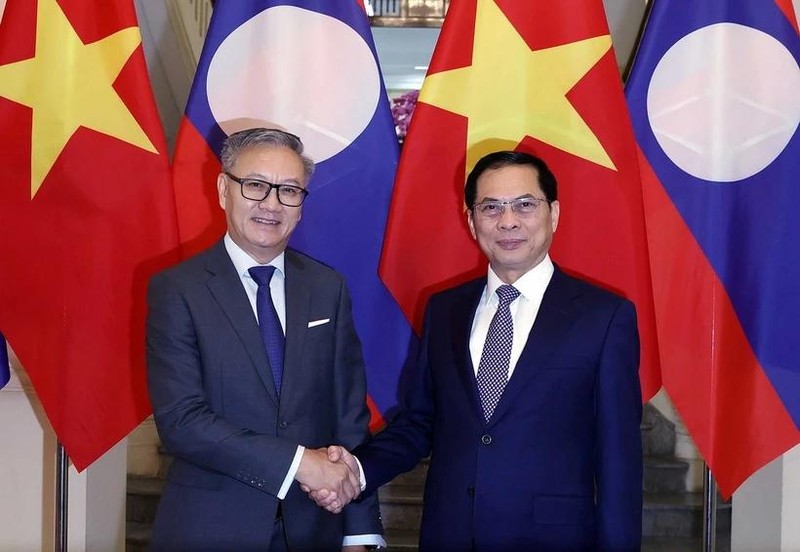 El viceprimer ministro y canciller de Vietnam, Bui Thanh Son (derecha), se reúne con el ministro de Relaciones Exteriores de Laos, Thongsavanh Phomvihane. (Foto: VNA)