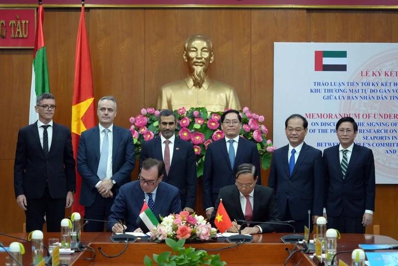 El presidente del Comité Popular de Ba Ria-Vung Tau, Nguyen Van Tho, y Glen Hilton, director ejecutivo y director general de DP World Asia-Pacific, firman el Memorando de Entendimiento. (Foto: VNA)