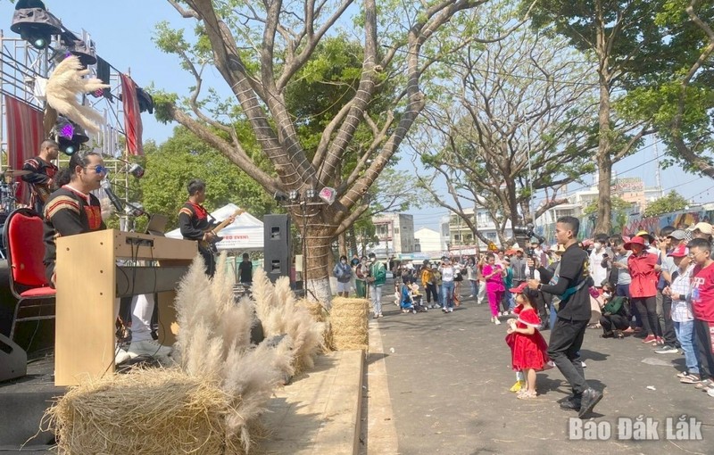 Visitantes en el octavo Festival del Café Buon Ma Thuat 2023 (Foto: baodaklak.vn)