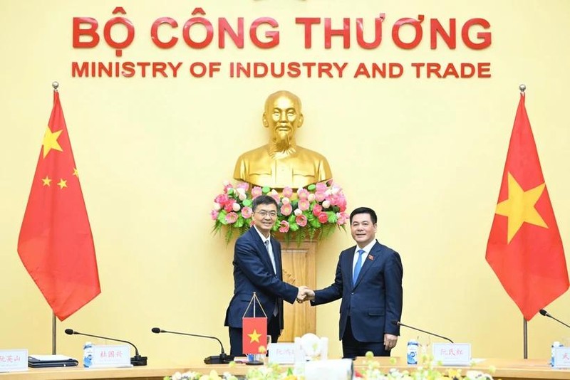 El ministro de Industria y Comercio de Vietnam, Nguyen Hong Dien, y Chen Gang, miembro del Comité Central del Partido Comunista de China (PCCh) y secretario del Comité del Partido de la Región Autónoma Zhuang de Guangxi. (Foto: VNA)