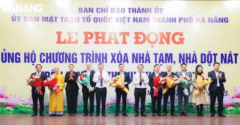 En un evento de recaudación de fondos para la campaña de eliminación de viviendas precarias, celebrado en Da Nang en enero de 2025. (Foto: baodanang.vn)