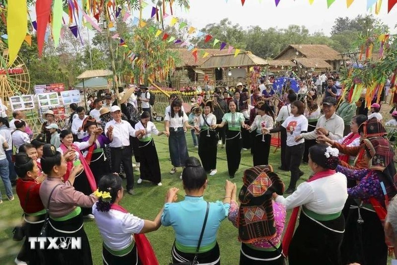 Espectáculo de la danza Xoe en el espacio cultural étnico Thai en el marco del Festival de las Flores Ban 2024. (Foto: VNA)