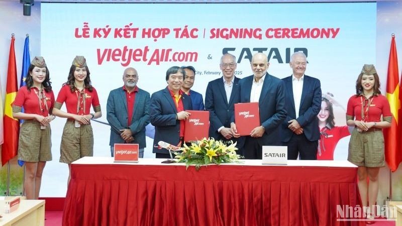 El vicepresidente de Vietjet, Nguyen Duc Thinh (izquierda) y Paul Lochab, director de operaciones de Satair (derecha), en representación de ambas compañías, firman un acuerdo plurianual para los Servicios de Materiales Integrados (IMS) de Satair para la flota Airbus de Vietjet. (Foto: Nhan Dan)