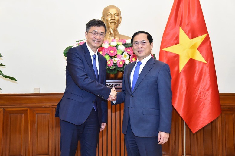 El vicepremier y ministro de Relaciones Exteriores, Bui Thanh Son, recibe a Chen Gang, secretario del Comité del Partido Comunista de China (PCCh) de la Región Autónoma Zhuang de Guangxi. (Fuente: VNA)