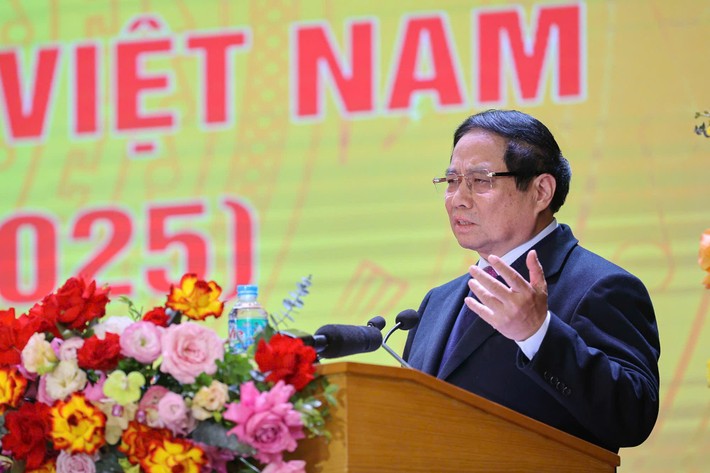 El primer ministro de Vietnam, Pham Minh Chinh, habla en el acto celebrado en el Hospital Bach Mai. (Foto: daibieunhandan.vn)