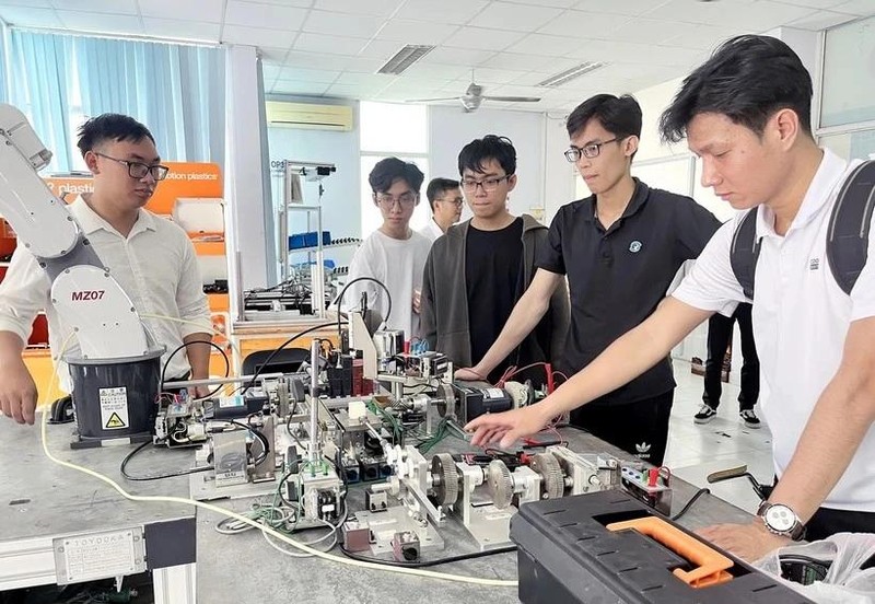 Los estudiantes practican investigaciones en el Centro de Formación del Parque de Alta Tecnología de Ciudad Ho Chi Minh (Foto: VNA)