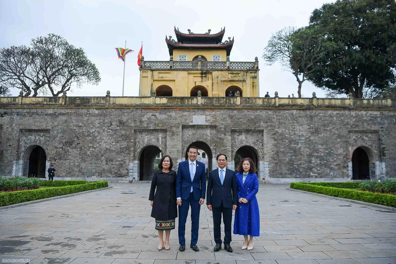 El vicepremier y canciller de Vietnam, Bui Thanh Son, el ministro de Relaciones Exteriores de Tailandia, Maris Sangiampongsa, y sus esposas visitan la Ciudadela Imperial de Thang Long, en Hanói. (Foto: baoquocte.vn)