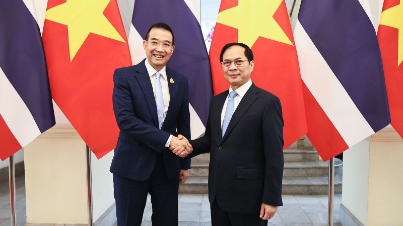 El viceprimer ministro y canciller de Vietnam, Bui Thanh Son, y el ministro de Relaciones Exteriores de Tailandia, Maris Sangiampongsa. (Foto: Cancillería de Vietnam)