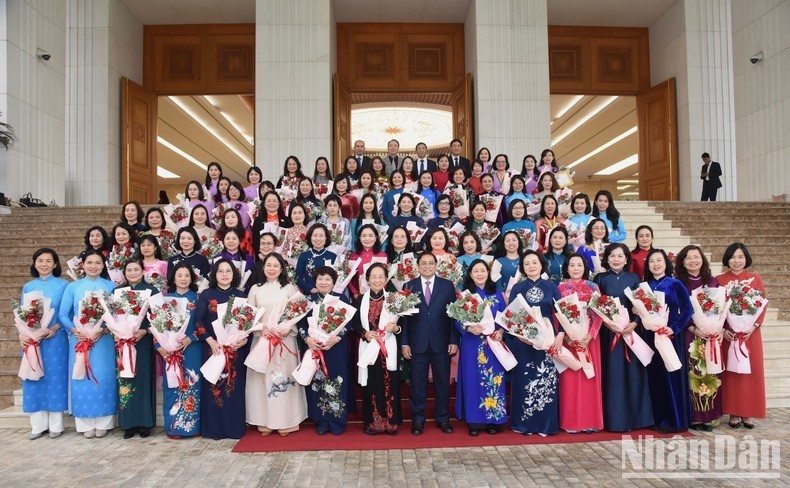 El primer ministro de Vietnam, Pham Minh Chinh, se reúne con mujeres dirigentes de agencias administrativas centrales y entrega los premios Kovalevskaia con motivo del Día Internacional de la Mujer, el 8 de marzo de 2024. (Foto: Nhan Dan)