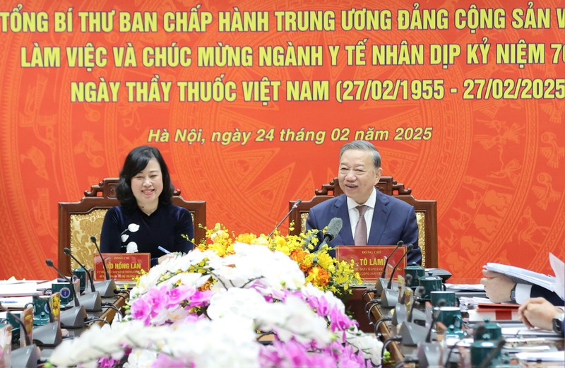 El secretario general del Partido Comunista de Vietnam, To Lam, y la ministra de Salud Pública, Dao Hong Lan, en el evento (Foto: suckhoedoisong.vn)