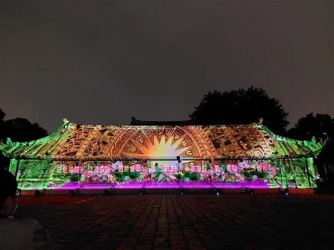 El espacio artístico y el mapeo 3D cuentan la historia de las universidades vietnamitas en el patio Thai Hoc, Templo de la Literatura -Van Mieu- Quoc Tu Giam. (Foto: VNA)