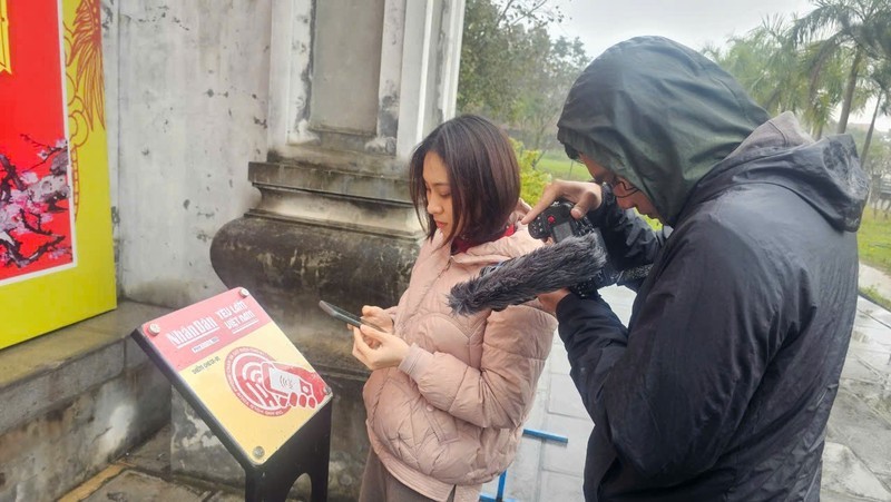 El periódico Nhan Dan instala placas con chip NFC en el Templo de la Literatura de Vinh Phuc. (Foto: Nhan Dan