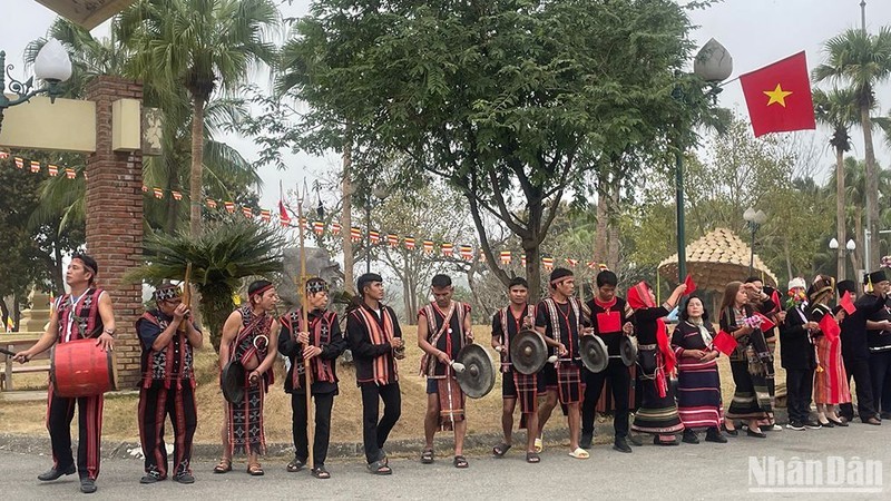 Tocan gongs para celebrar la primavera. (Foto: Nhan Dan)