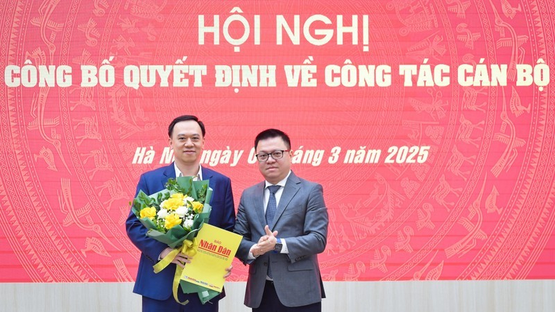 Quoc Minh entrega la decisión a Ngo Viet Anh, director del Centro de Desarrollo de Medios.