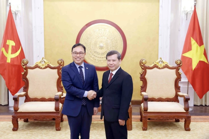 El presidente del Tribunal Popular Supremo de Vietnam, Le Minh Tri, y el embajador de Corea del Sur en Hanói, Choi Young Sam. (Foto: VNA)