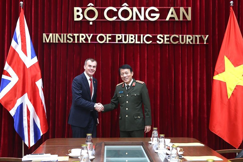 El ministro de Seguridad Pública de Vietnam, Luong Tam Quang, recibe al secretario de estado del Ministerio del Interior del Reino Unido, Simon Ridley. (Foto: cand.com.vn)