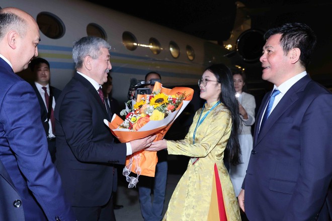 El primer ministro de la República de Kirguistán, Adylbek Kasimalyev, llega a Hanói para inicia su visita oficial a Vietnam. (Foto: VNA)