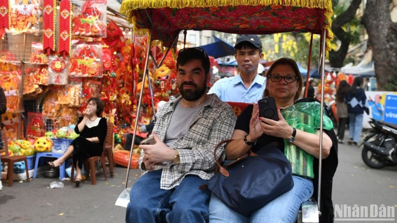 Turistas extranjeros en Hanói (Foto: Nhan Dan)