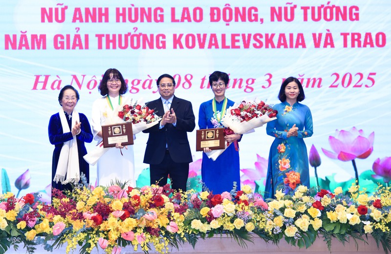 Minh Chinh entrega los premios Kovalevskaia 2024 a las ganadoras. (Foto: Nhan Dan)