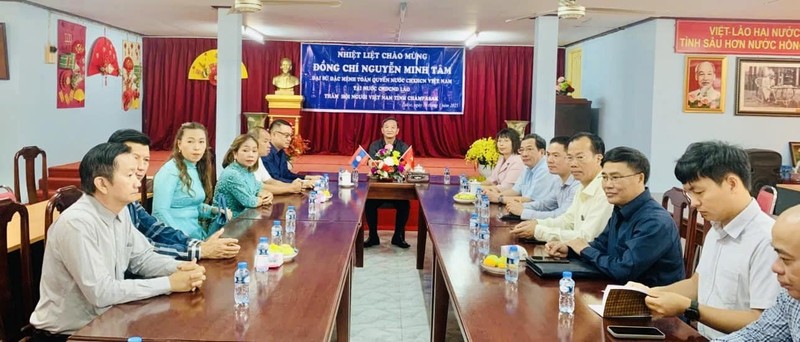 La delegación de la Embajada de Vietnam en Laos, encabezada por su jefe, Nguyen Minh Tam, mantiene una reunión con la Asociación Vietnamita de la provincia de Champasak. (Foto: thoidai.com.vn)