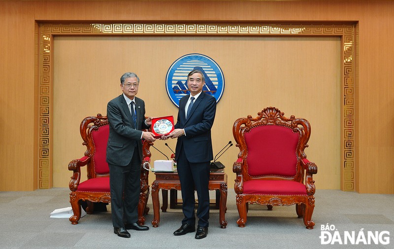 El presidente del Comité Popular de la ciudad de Da Nang, Le Trung Chinh, recibe a Yoshiki Onoi, jefe del Departamento de Cultura y Economía Vietnam-Japón, dependiente del Consejo Internacional de Intercambio de Amistad de Japón. (FEC)(Foto: baodanang.vn)