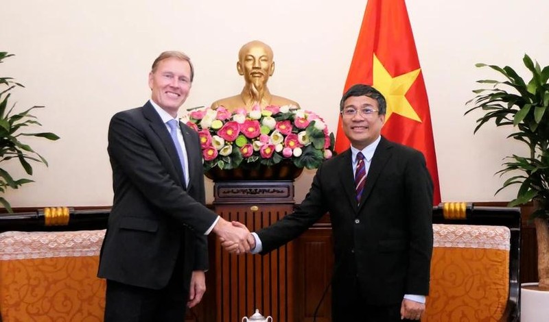 Nguyen Minh Vu, viceministro permanente de Relaciones Exteriores de Vietnam, recibe a Wouter Van Wersch, vicepresidente ejecutivo de Airbus, grupo líder mundial en fabricación de aeronaves. (Foto: VNA)