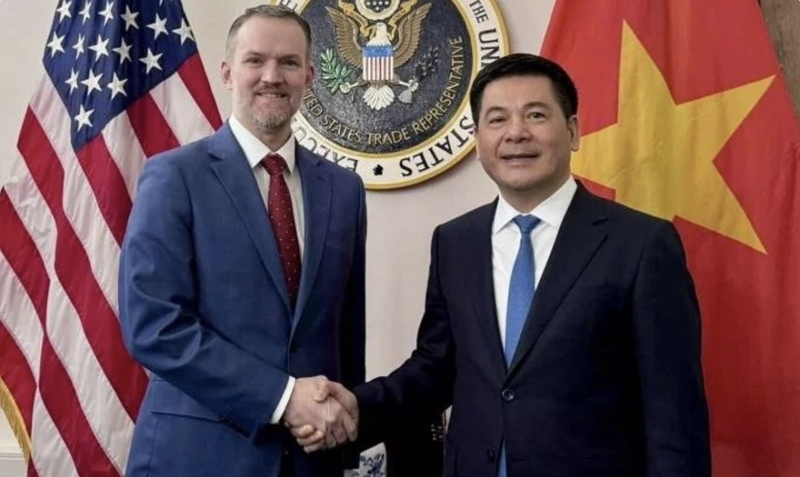 El ministro de Industria y Comercio de Vietnam, Nguyen Hong Dien, y el representante comercial de Estados Unidos, Jamieson L. Greer (Foto: Ministerio de Industria y Comercio)