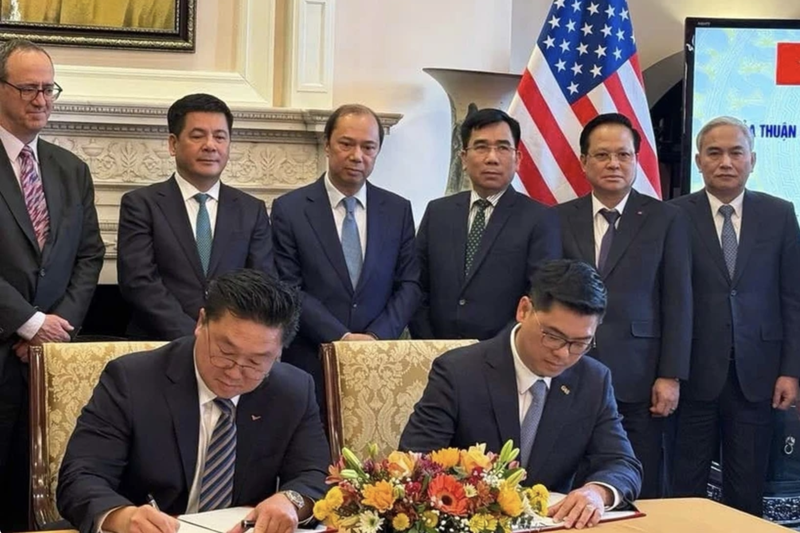 Representantes de PetroVietnam Gas y de los grupos Conoco Phillips y Excelerate Corporations firman MOU csobre la compra y venta de gas natural licuado (Foto: Ministerio de Industria y Comercio)