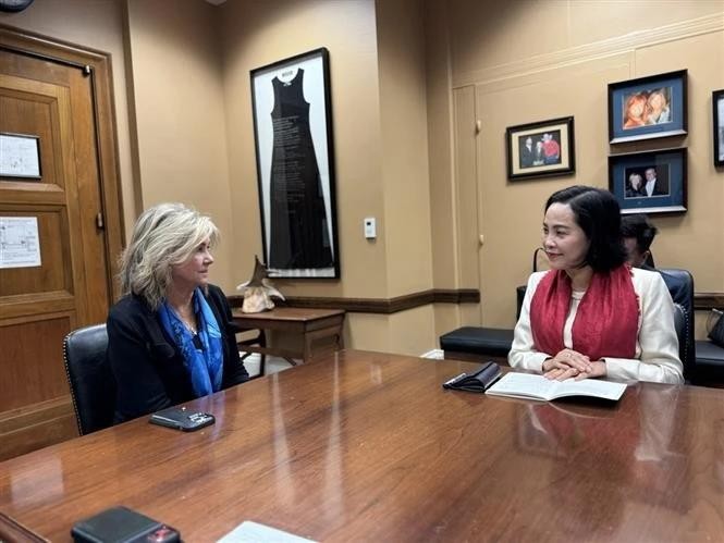 La vicepresidenta de la Asamblea Nacional de Vietnam, Nguyen Thi Thanh, y la senadora Marsha Blackburn. (Foto: VNA)