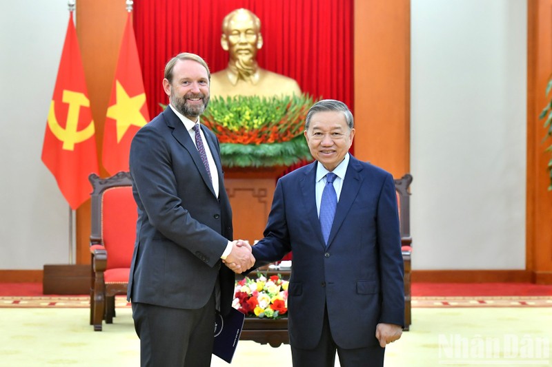 El secretario general del Partido Comunista de Vietnam, To Lam, recibe a Nate Franklin, fundador y presidente del grupo estadounidense Pacifico Energy. (Fuente: VNA)