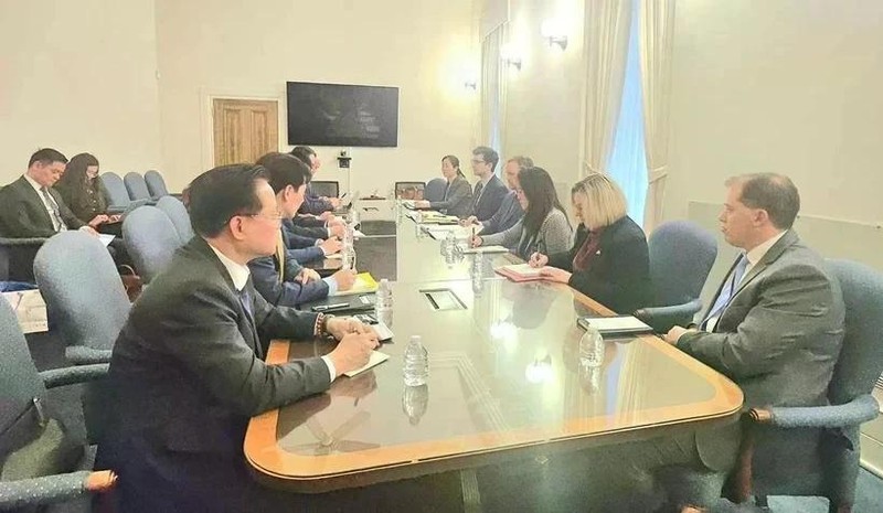 En la reunión entre el ministro vietnamita de Industria y Comercio, Nguyen Hong Dien, y el representante comercial de Estados Unidos, Jamieson L. Greer. (Foto: Ministerio de Industria y Comercio de Vietnam)