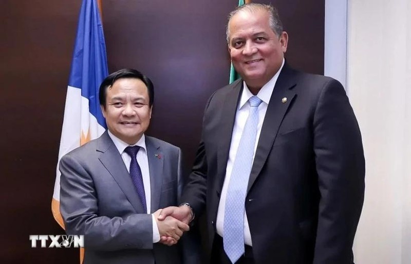 El vicepresidente del Senado de Brasil, Eduardo Gomes, y el embajador de Hanói en Brasil, Bui Van Nghi. (Foto: VNA)