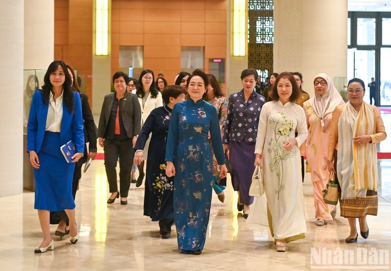 Nguyen Thi Thanh Nga, esposa del presidente de la Asamblea Nacional de Vietnam, y las delegadas en el evento (Foto: Nhan Dan)